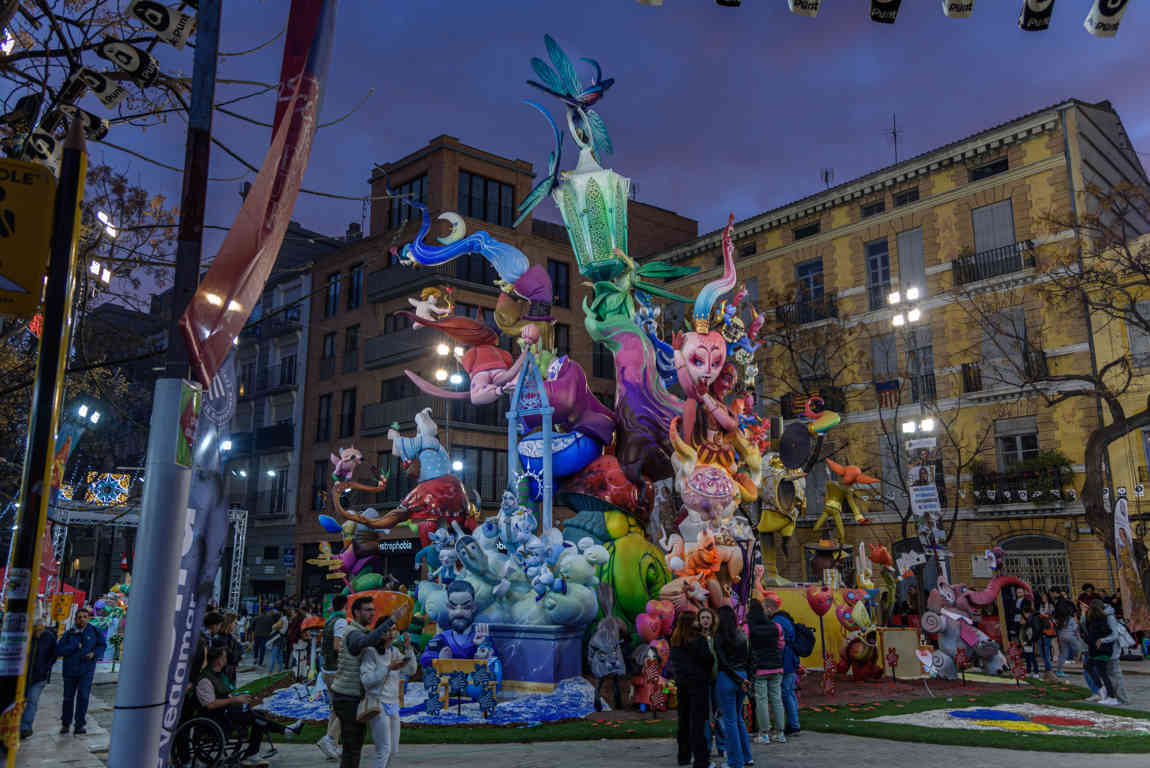 Valencia - fallas 2023 - 4 premio - falla Na Jordana - Clover earth 11.jpg